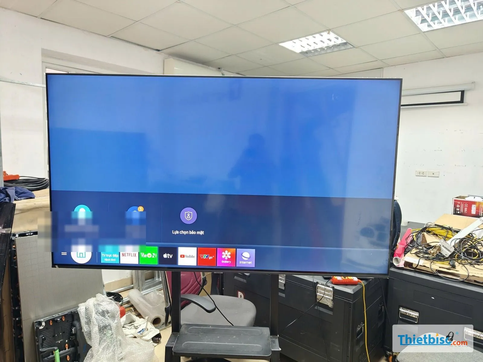 Tivi Samsung trên chân di động hiển thị màn hình ứng dụng