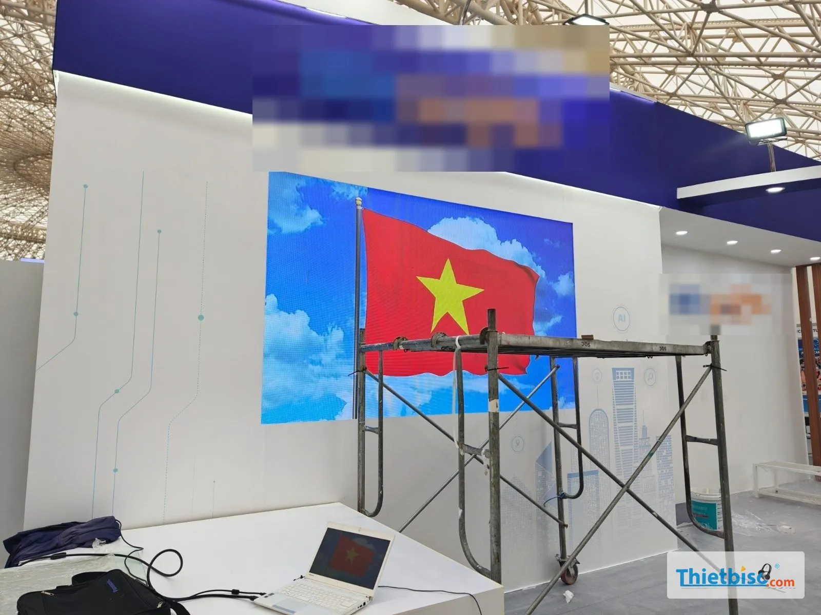Màn LED hiển thị cờ Việt Nam tại gian hàng đang thi công