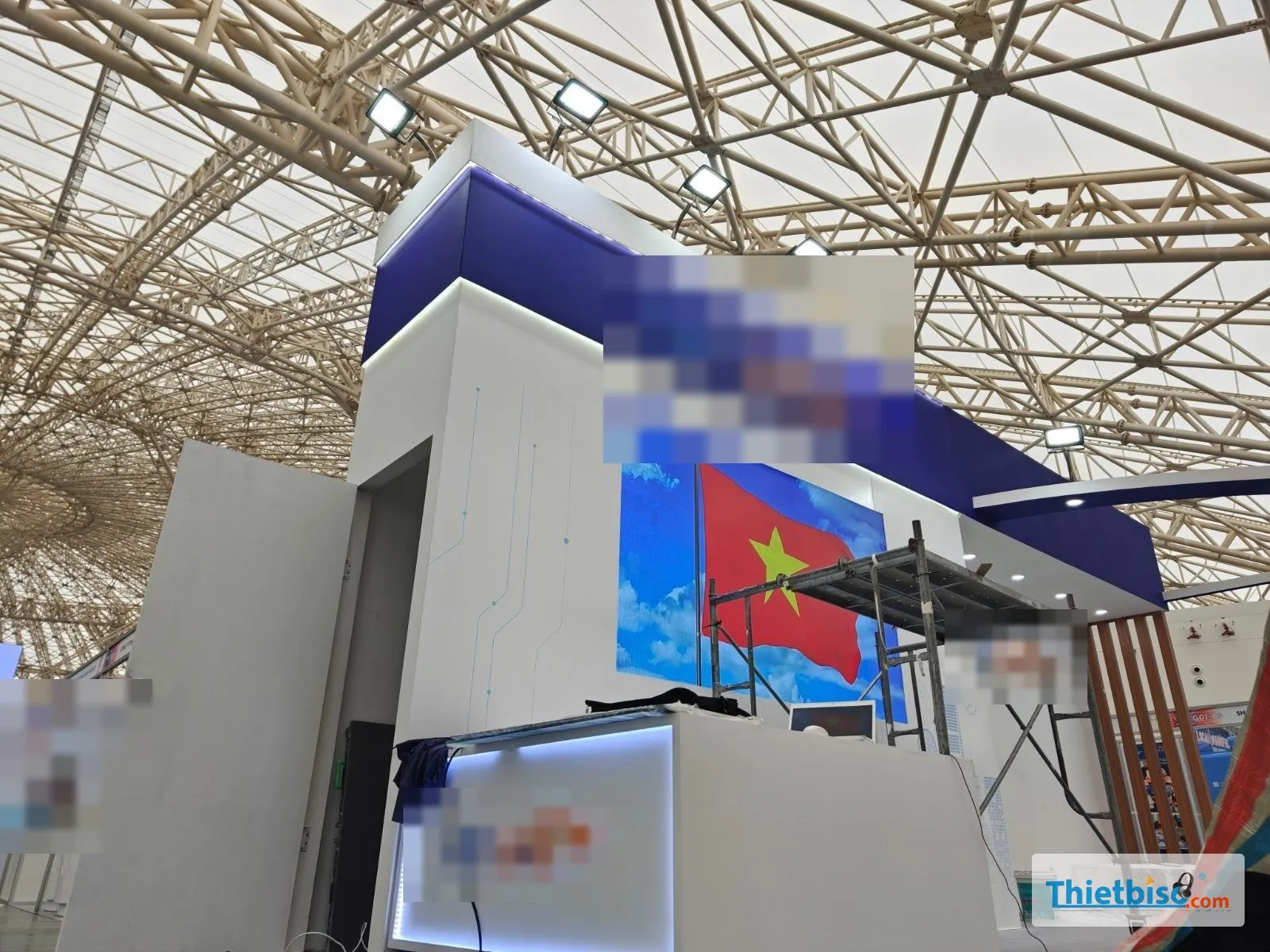 Màn LED trong nhà tại gian hàng triển lãm đang lắp đặt