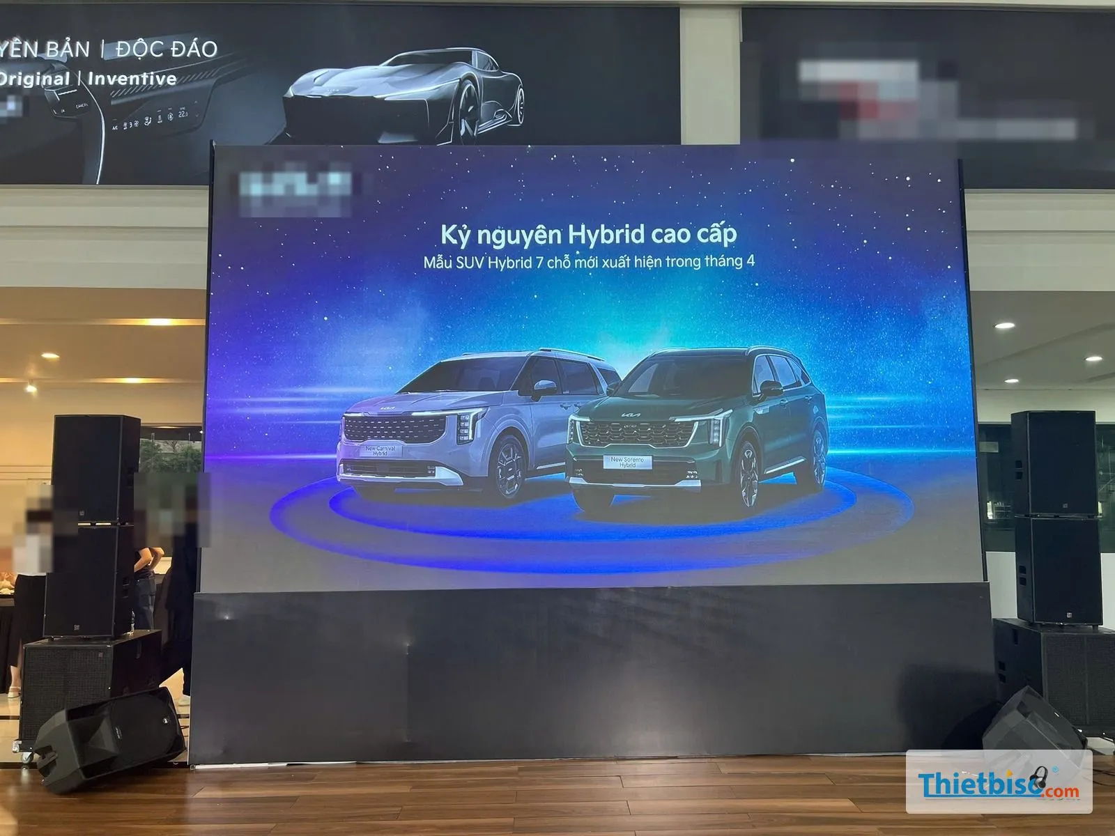Màn LED lớn và hai cột loa hai bên trên sân khấu nhỏ