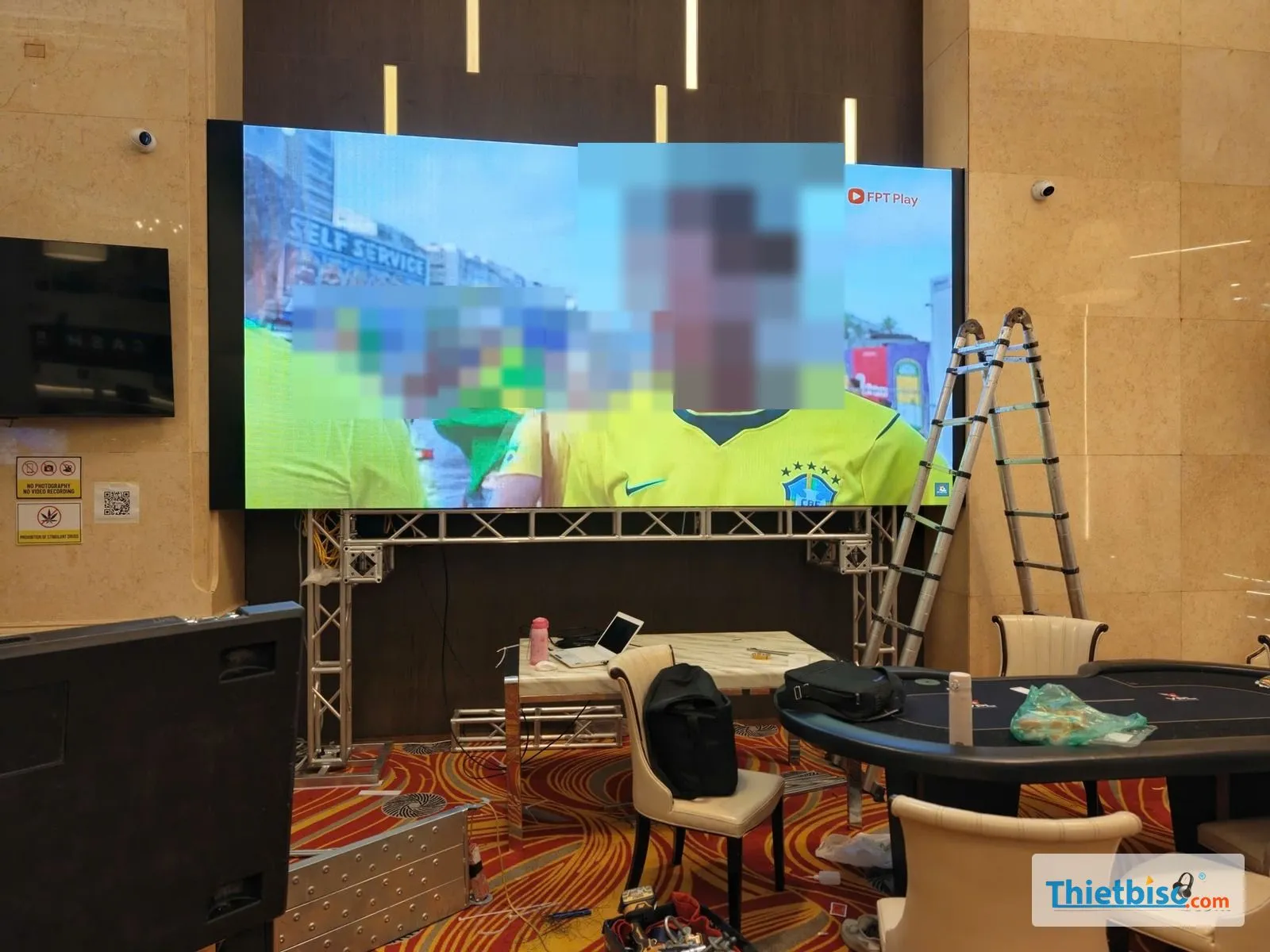 Màn hình LED trên khung truss chạy thử, laptop đặt trên bàn phía trước