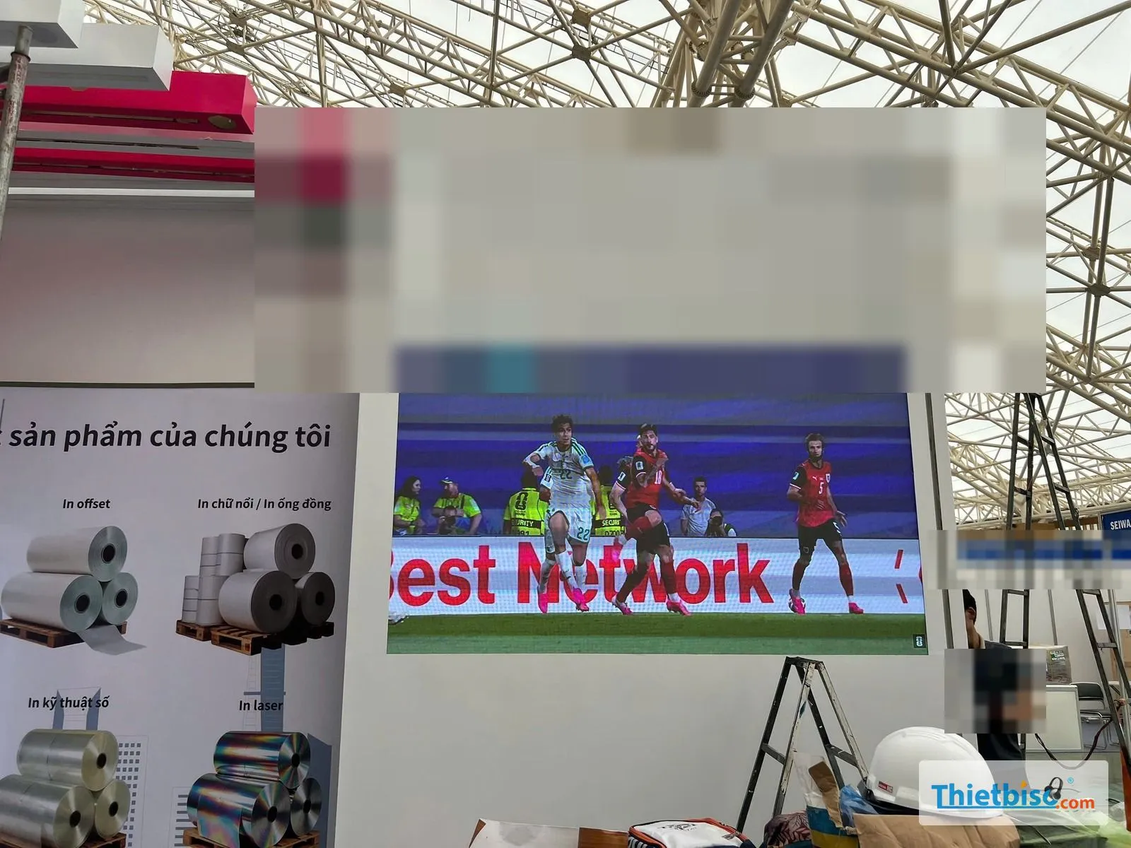Màn hình LED lớn đang phát bóng đá trong gian hàng triển lãm