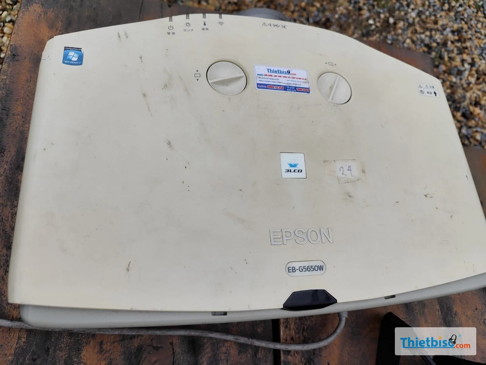 Mặt trên máy chiếu Epson EB-G5650W đặt trên mặt gỗ