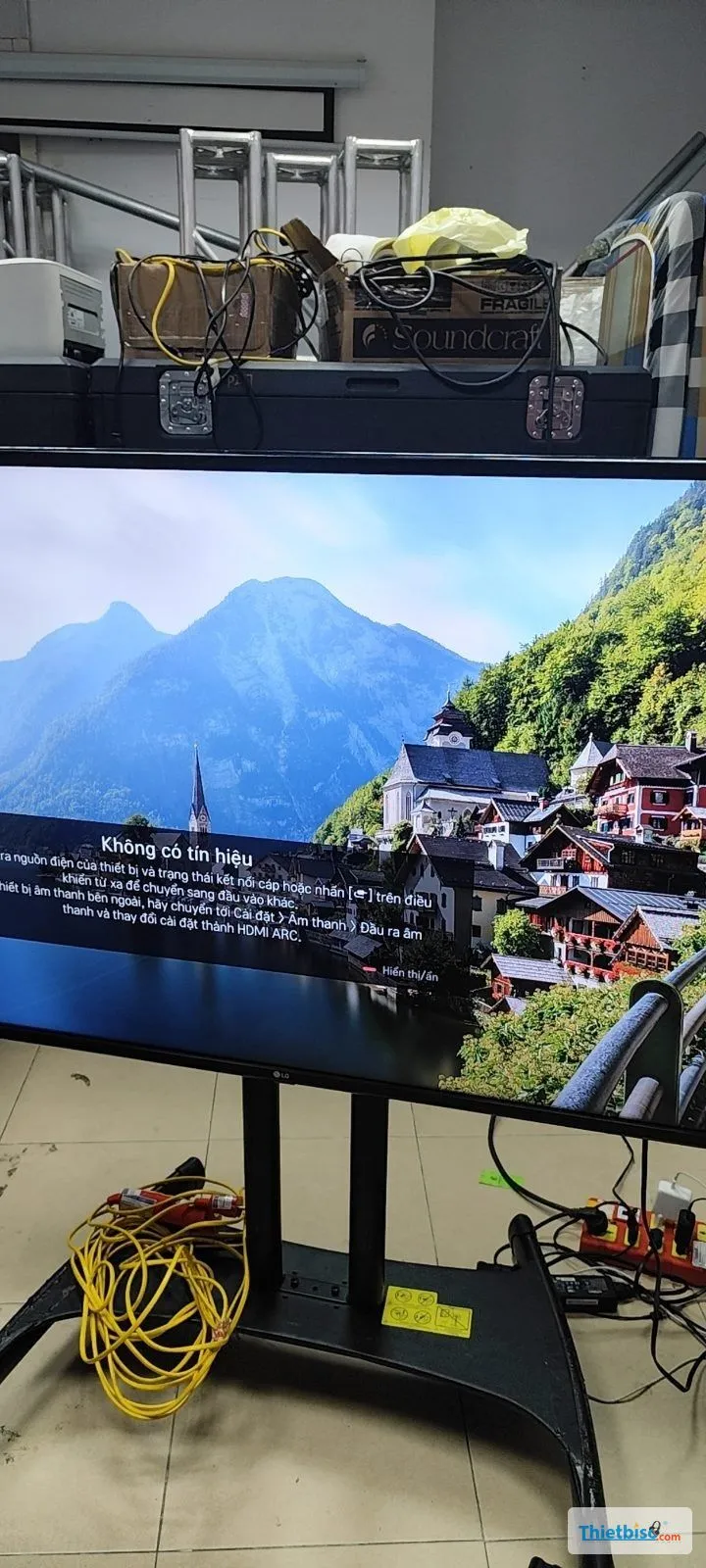 Tivi LG trên chân di động báo không có tín hiệu cạnh dây cáp