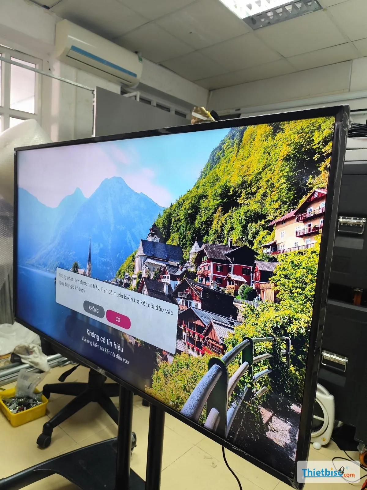 Tivi LG trên chân đế trong xưởng hiện hình phong cảnh