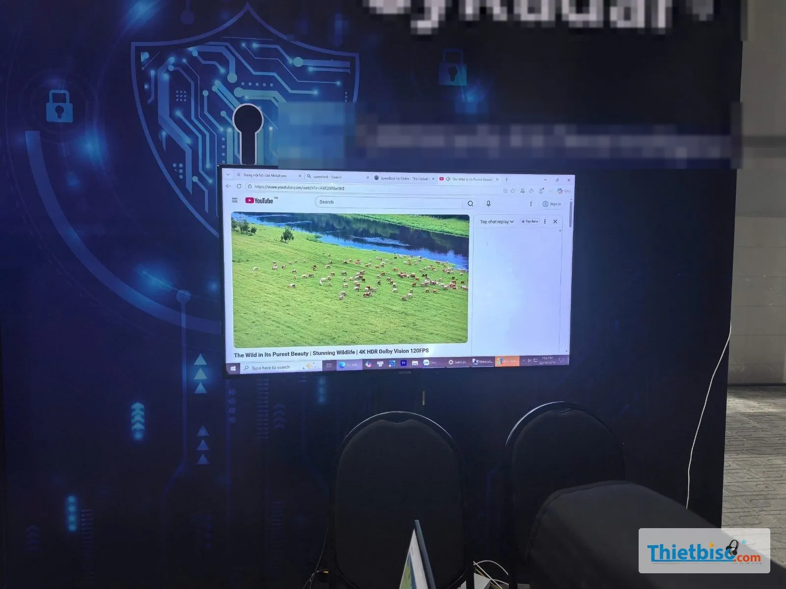 Tivi trước backdrop sự kiện đang phát video YouTube