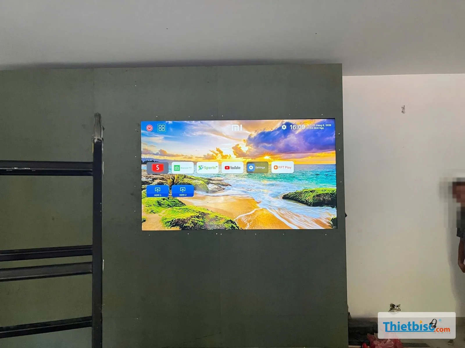 Tivi Xiaomi đã lắp vào vách tường đang bật màn hình chính