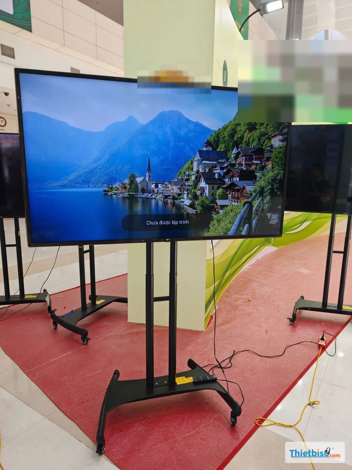 Tivi LG trên chân di động đặt trên thảm đỏ trong khu triển lãm