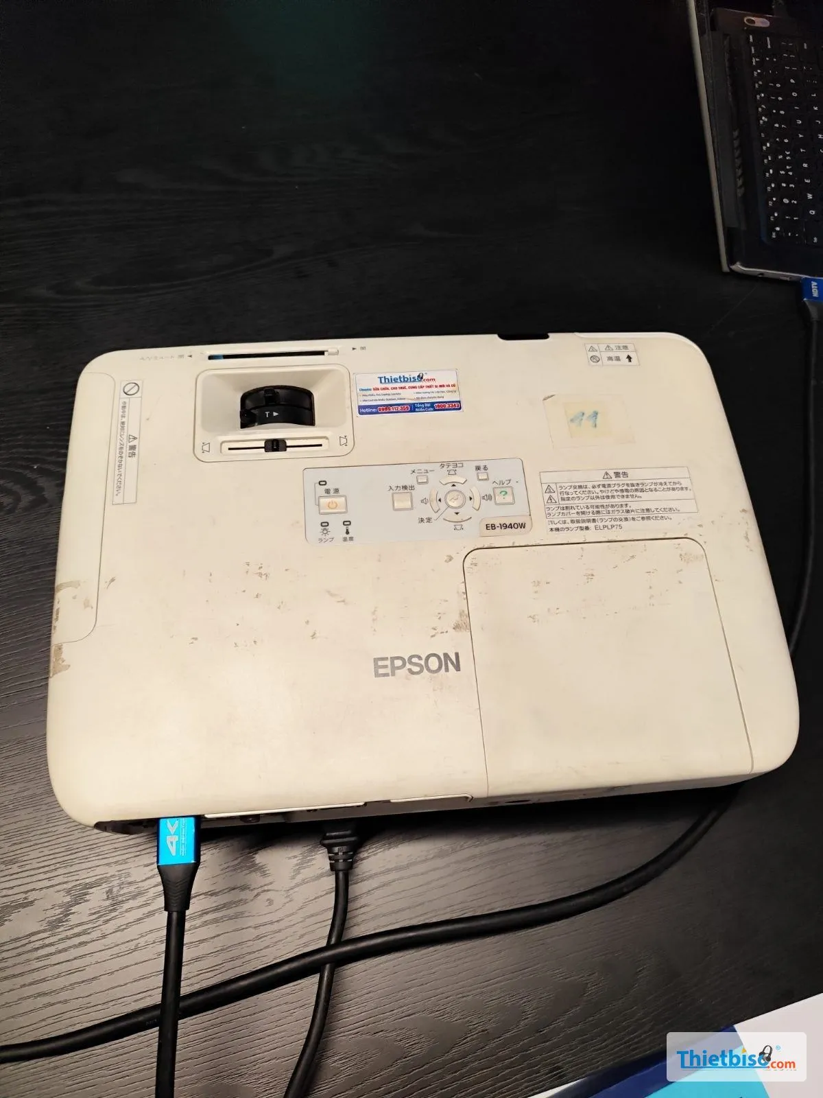 Máy chiếu Epson EB-1940W nối cáp HDMI với laptop