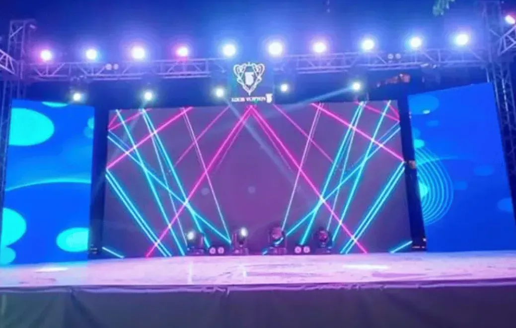 Màn LED sân khấu đang chạy hiệu ứng ánh sáng trong một chương trình biểu diễn