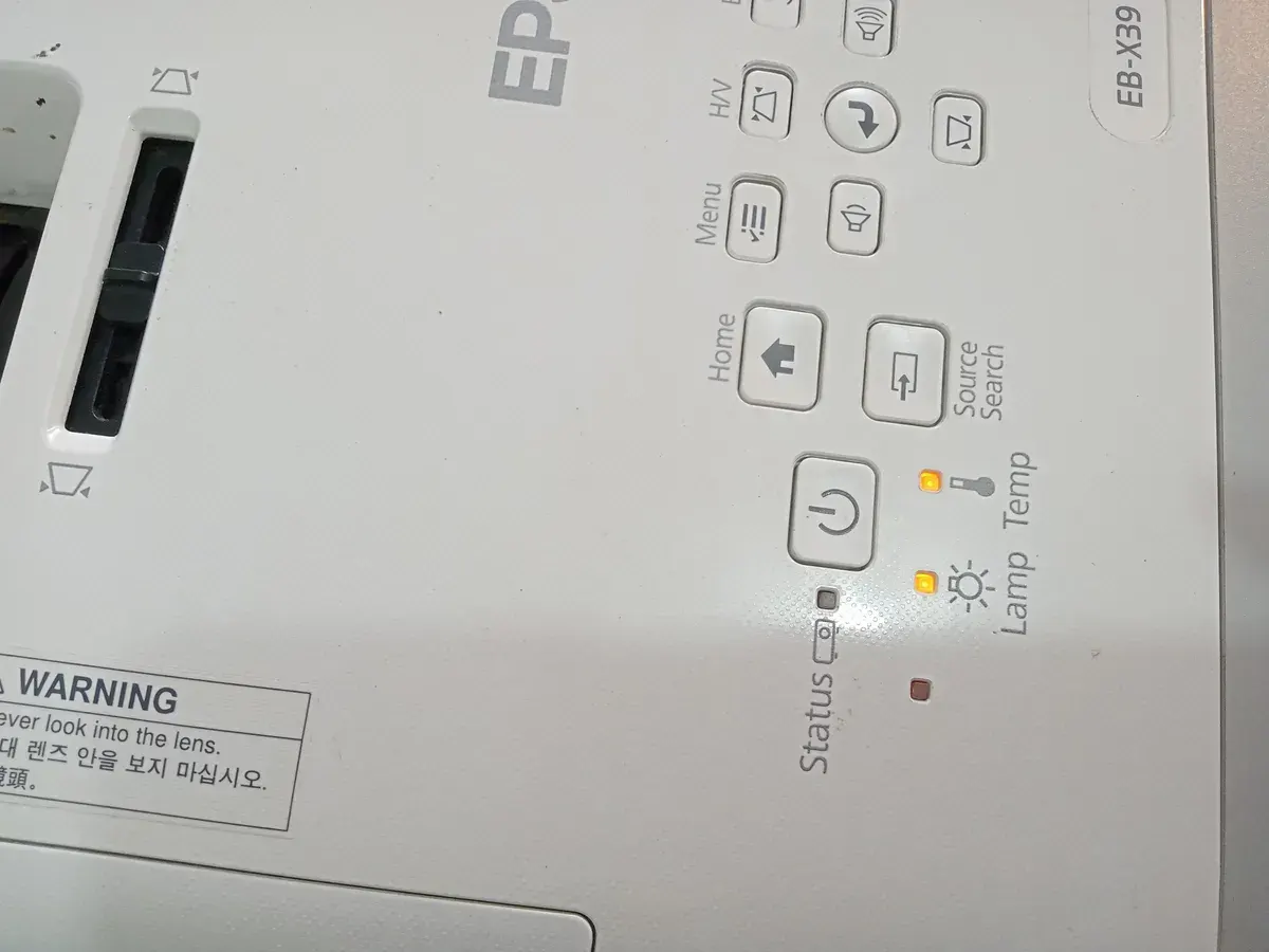 Bảng đèn báo Lamp và Temp cùng sáng trên một máy chiếu Epson EB-X39
