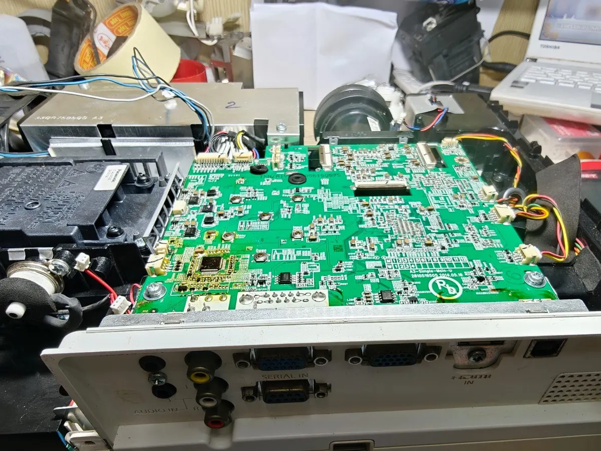 Bo mạch chính của máy chiếu Panasonic nhìn từ cạnh cổng VGA và video
